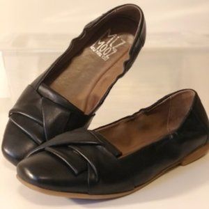 MIZ MOOZ Black Leather Flats size 8.5